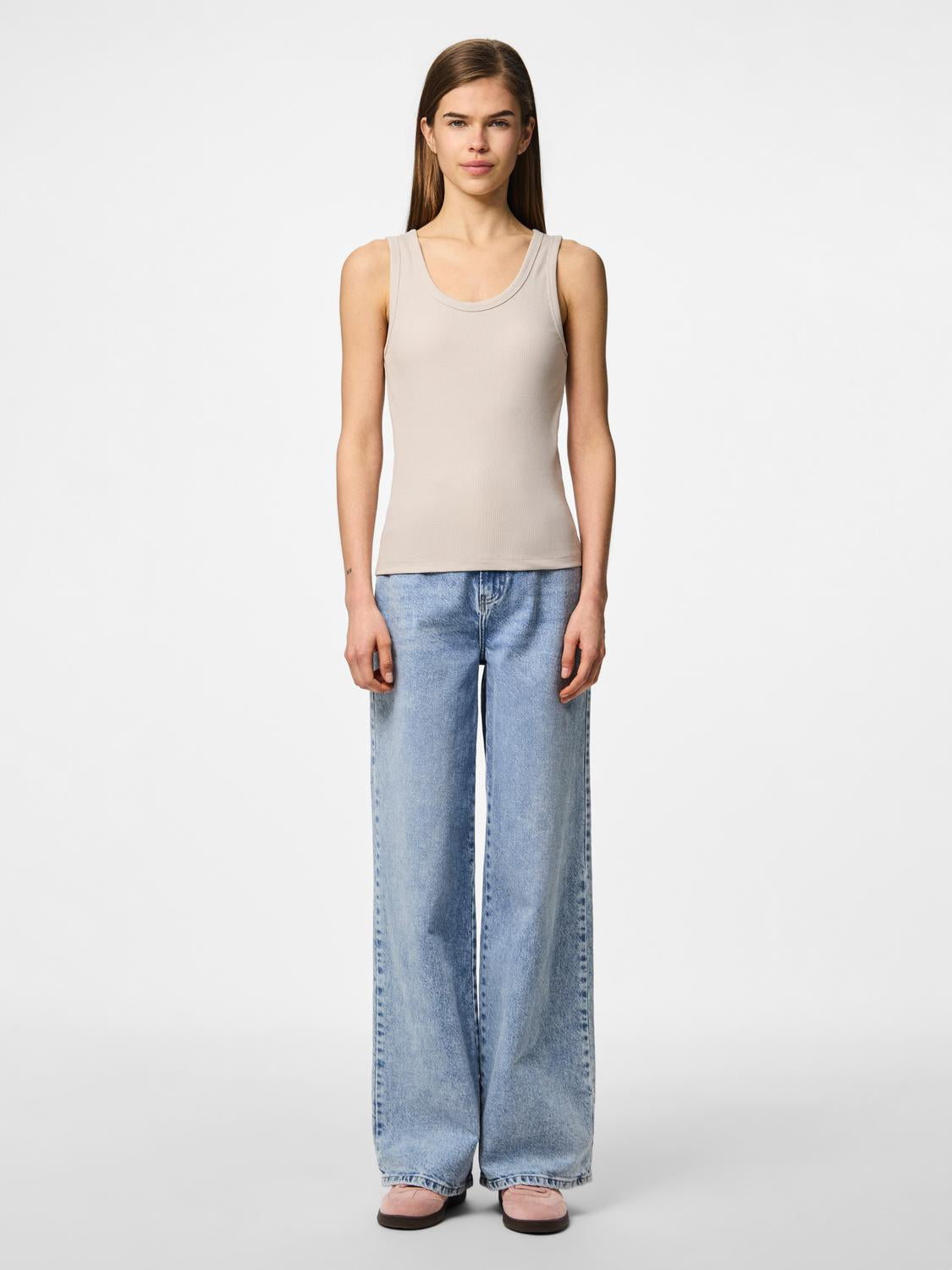 model_shot-front_full